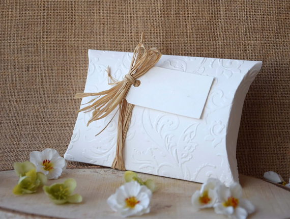 customised white pillow packaging